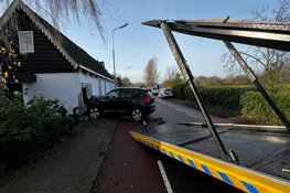 Automobiliste rijdt tegen woning aan in Cruquius