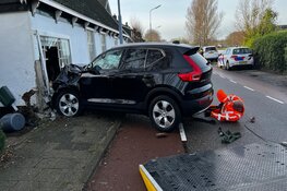 Automobiliste rijdt tegen woning aan in Cruquius
