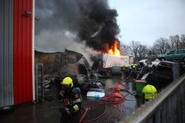 Grote brand in autosloperij in Vijfhuizen