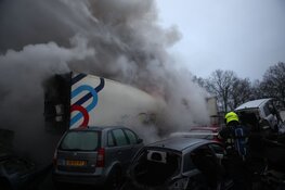Grote brand in autosloperij in Vijfhuizen