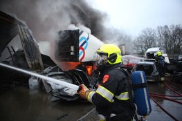 Grote brand in autosloperij in Vijfhuizen