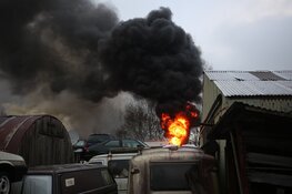 Grote brand in autosloperij in Vijfhuizen