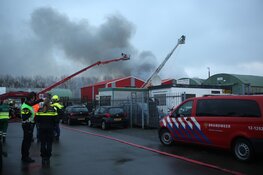 Grote brand in autosloperij in Vijfhuizen