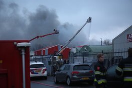 Grote brand in autosloperij in Vijfhuizen