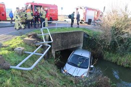 Auto te water na aanrijding in Aalsmeer