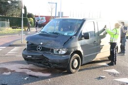 Auto te water na aanrijding in Aalsmeer