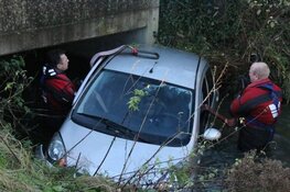 Auto te water na aanrijding in Aalsmeer