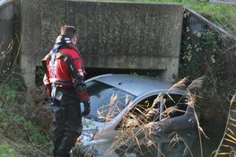 Auto te water na aanrijding in Aalsmeer