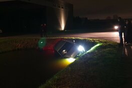 Auto te water in Aalsmeer