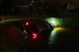 Auto te water in Aalsmeer