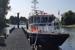 Politie bekeurt partygangers aan boord schip