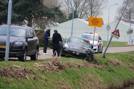 Peperdure Porsche tegen lantaarnpaal in Rijsenhout