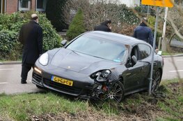 Peperdure Porsche tegen lantaarnpaal in Rijsenhout