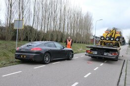 Peperdure Porsche tegen lantaarnpaal in Rijsenhout
