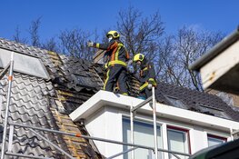 Dak vliegt in de brand tijdens werkzaamheden in Vogelenzang