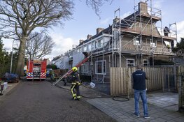 Dak vliegt in de brand tijdens werkzaamheden in Vogelenzang