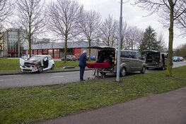 Vrouw gewond bij botsing met uitvaartauto in Hoofddorp