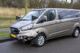 Vrouw gewond bij botsing met uitvaartauto in Hoofddorp