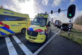Bestuurder bevrijdt uit auto na ongeval