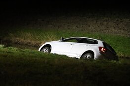 Auto te water langs oprit A9 bij Lijnden