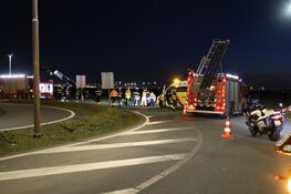 Auto te water langs oprit A9 bij Lijnden