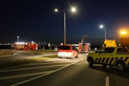 Auto te water langs oprit A9 bij Lijnden