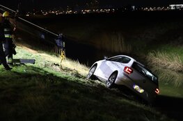 Auto te water langs oprit A9 bij Lijnden