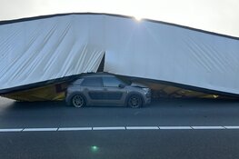 Auto komt onder vrachtwagen op de A9