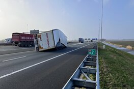 Auto komt onder vrachtwagen op de A9