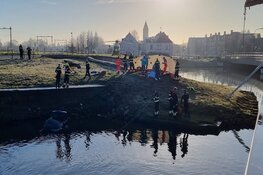 Auto te water in Halfweg, N200 dicht