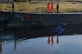 Auto te water in Halfweg, N200 dicht