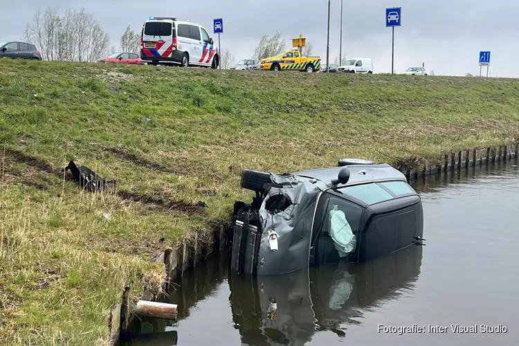 Automobilist te water na ongeluk in Vijfhuizen