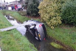 Auto te water in Aalsmeer, gewonde naar ziekenhuis