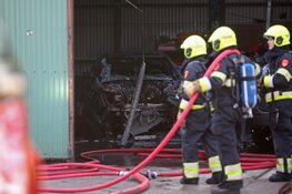 Zwarte rookwolken bij brand in auto op industrieterrein Vijfhuizen