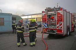 Zwarte rookwolken bij brand in auto op industrieterrein Vijfhuizen