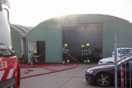 Zwarte rookwolken bij brand in auto op industrieterrein Vijfhuizen