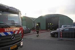 Zwarte rookwolken bij brand in auto op industrieterrein Vijfhuizen