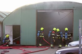 Zwarte rookwolken bij brand in auto op industrieterrein Vijfhuizen