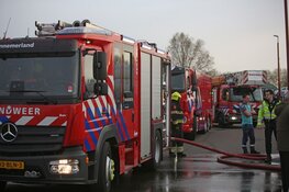 Zwarte rookwolken bij brand in auto op industrieterrein Vijfhuizen