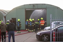 Zwarte rookwolken bij brand in auto op industrieterrein Vijfhuizen