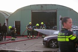 Zwarte rookwolken bij brand in auto op industrieterrein Vijfhuizen