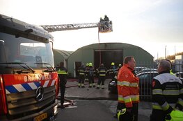 Zwarte rookwolken bij brand in auto op industrieterrein Vijfhuizen