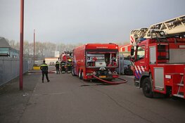 Zwarte rookwolken bij brand in auto op industrieterrein Vijfhuizen