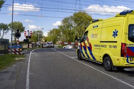 Wielrenner geeft geen voorrang en vliegt over auto de berm in