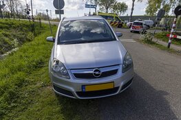 Wielrenner geeft geen voorrang en vliegt over auto de berm in