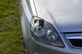 Wielrenner geeft geen voorrang en vliegt over auto de berm in
