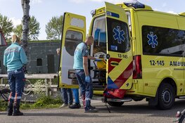 Wielrenner geeft geen voorrang en vliegt over auto de berm in