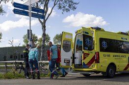Wielrenner geeft geen voorrang en vliegt over auto de berm in