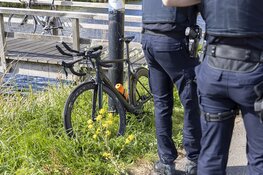Wielrenner geeft geen voorrang en vliegt over auto de berm in