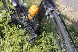 Wielrenner geeft geen voorrang en vliegt over auto de berm in
